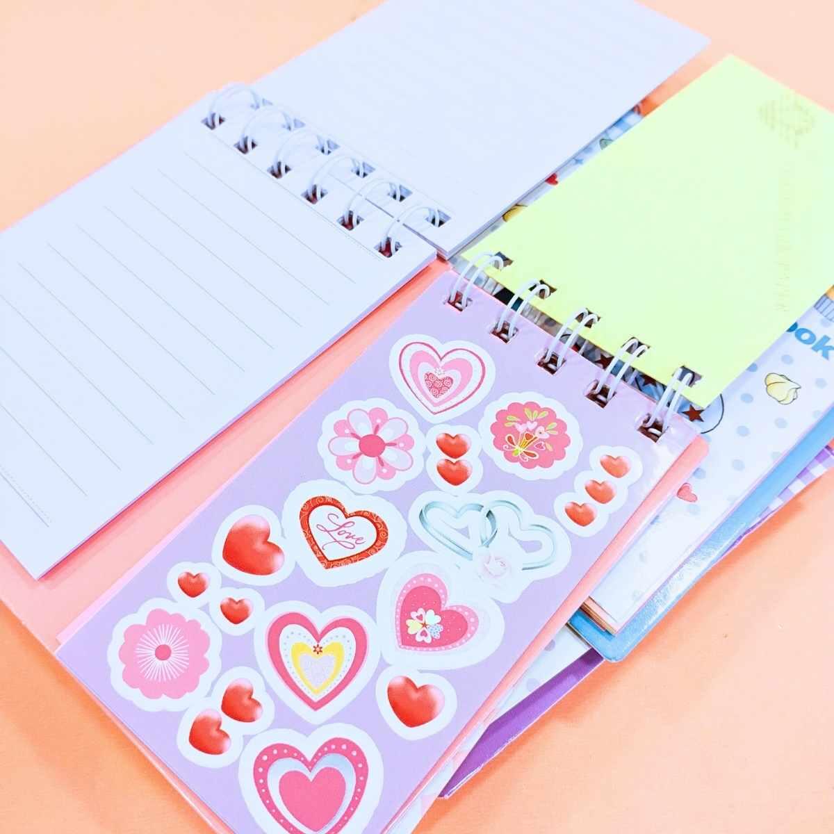 Libreta + sticrkers Dulces - 60 hojas rayadas - 8 stickers - 12 lisas color