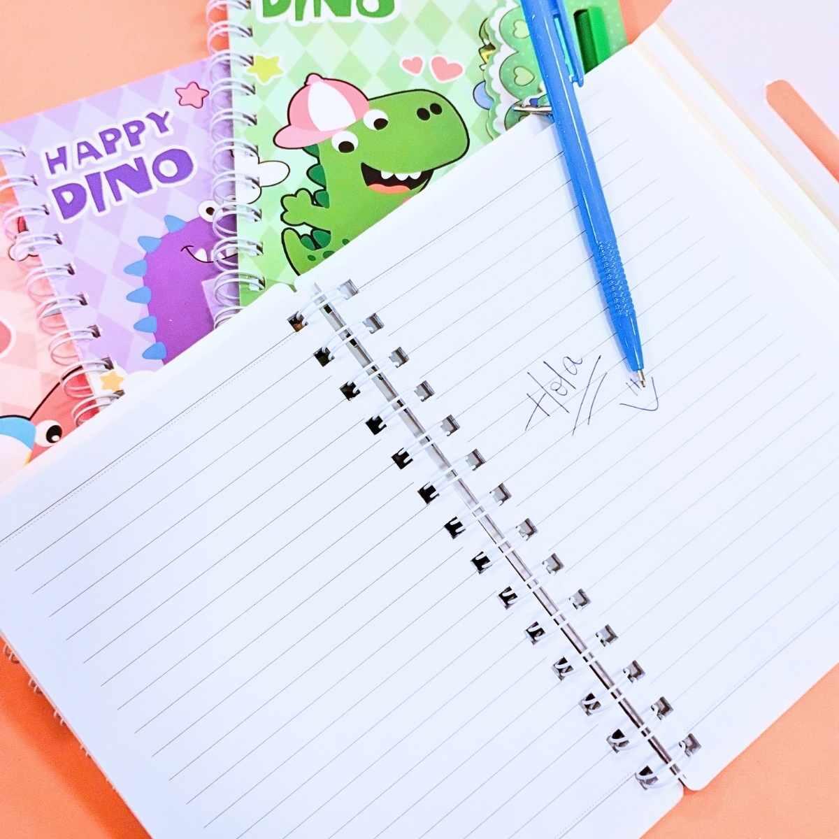 Cuaderno tapa dura Dino c/boligrafo y elastico - 60 hojas rayadas