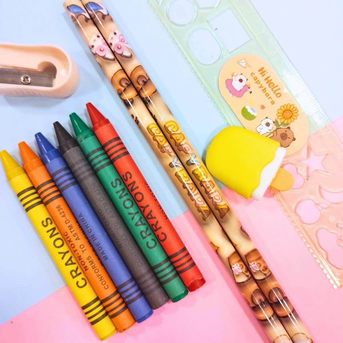 Set escolar Capybara en blister - 2 lapices + regla + sacapuntas + goma + crayones x 6 colores