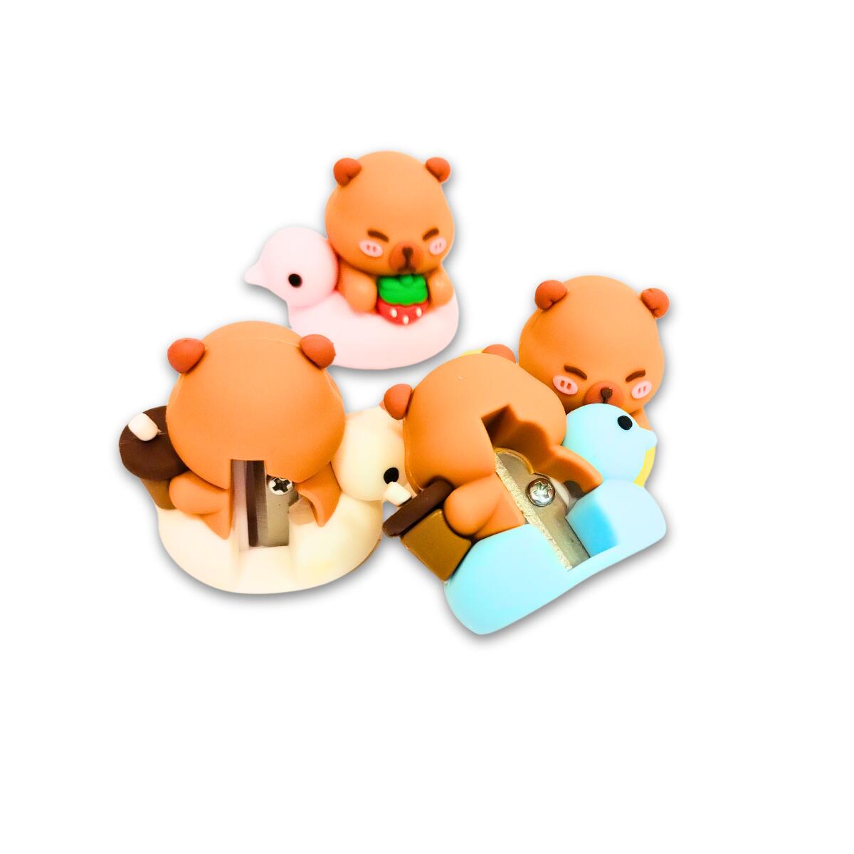Sacapuntas y Goma tinta borrable + Goma Lápiz  - Capybara c/patito en caja pvc