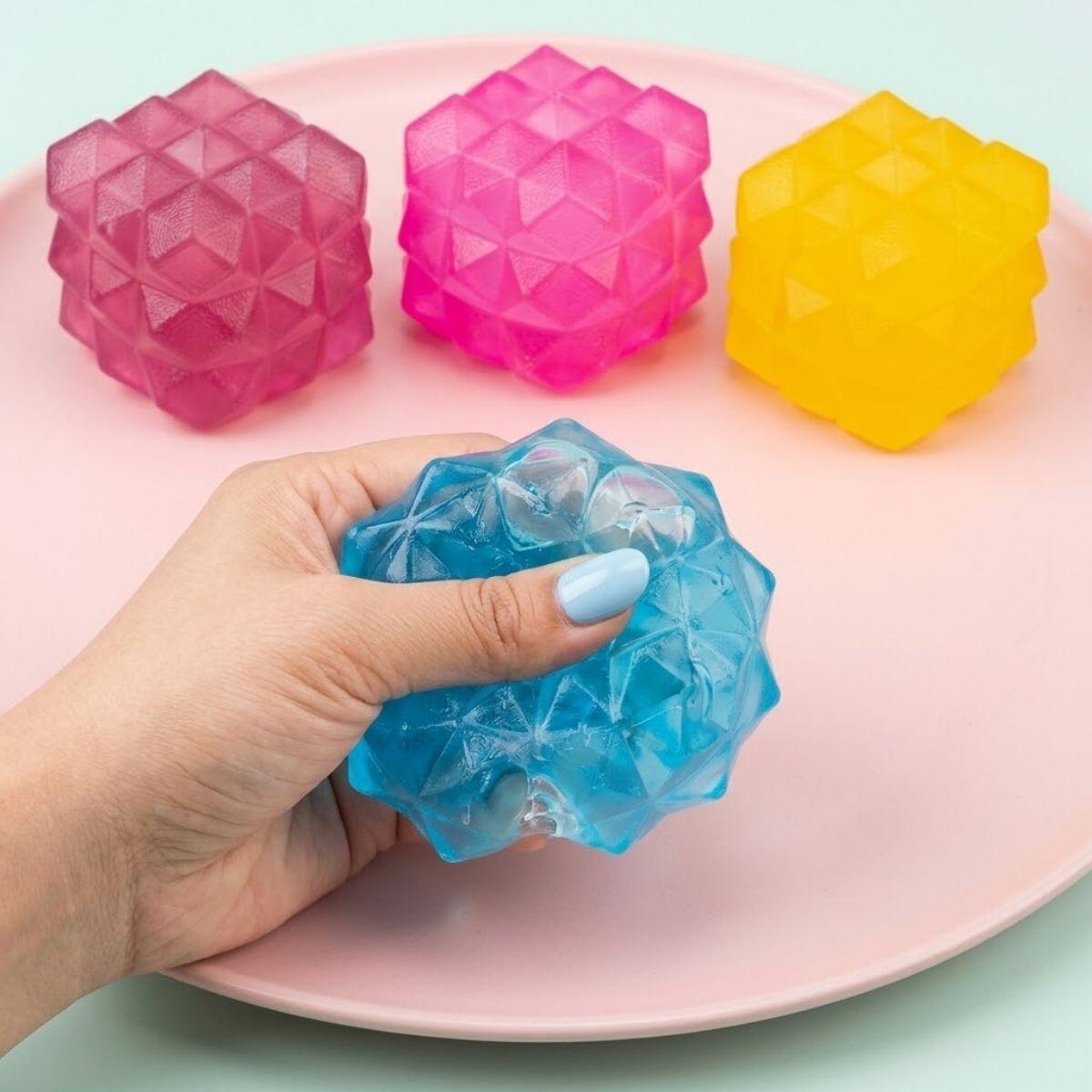 Squishy cubo hielo mate c/aristas hexagonales - 5,5cm